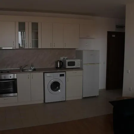 Апартамент Large 2 Bedroom Apartment With Balcony Слънчев бряг
