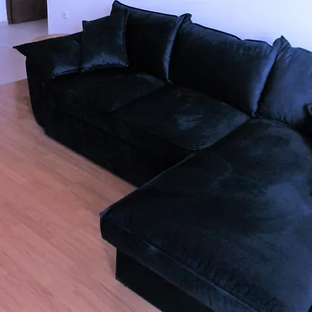 Large 2 Bedroom Apartment With Balcony Апартамент