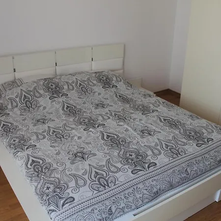 Large 2 Bedroom Apartment With Balcony Apartment *