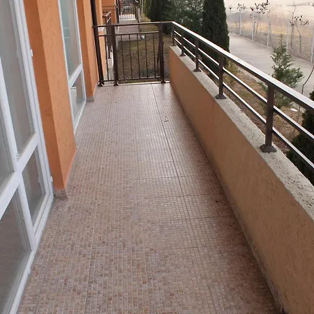 Large 2 Bedroom Apartment With Balcony Slantschew brjag